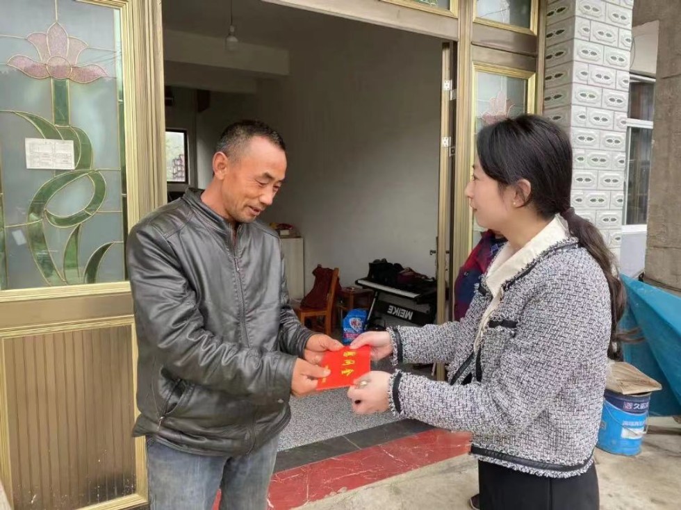 慰問見義勇為先進分子家屬.jpg