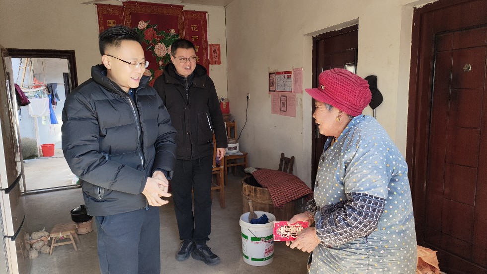 1月23日，市公共資源交易中心到樅陽(yáng)縣藕山鎮(zhèn)紅旗村開展“冬日暖陽(yáng)”主題活動(dòng).png